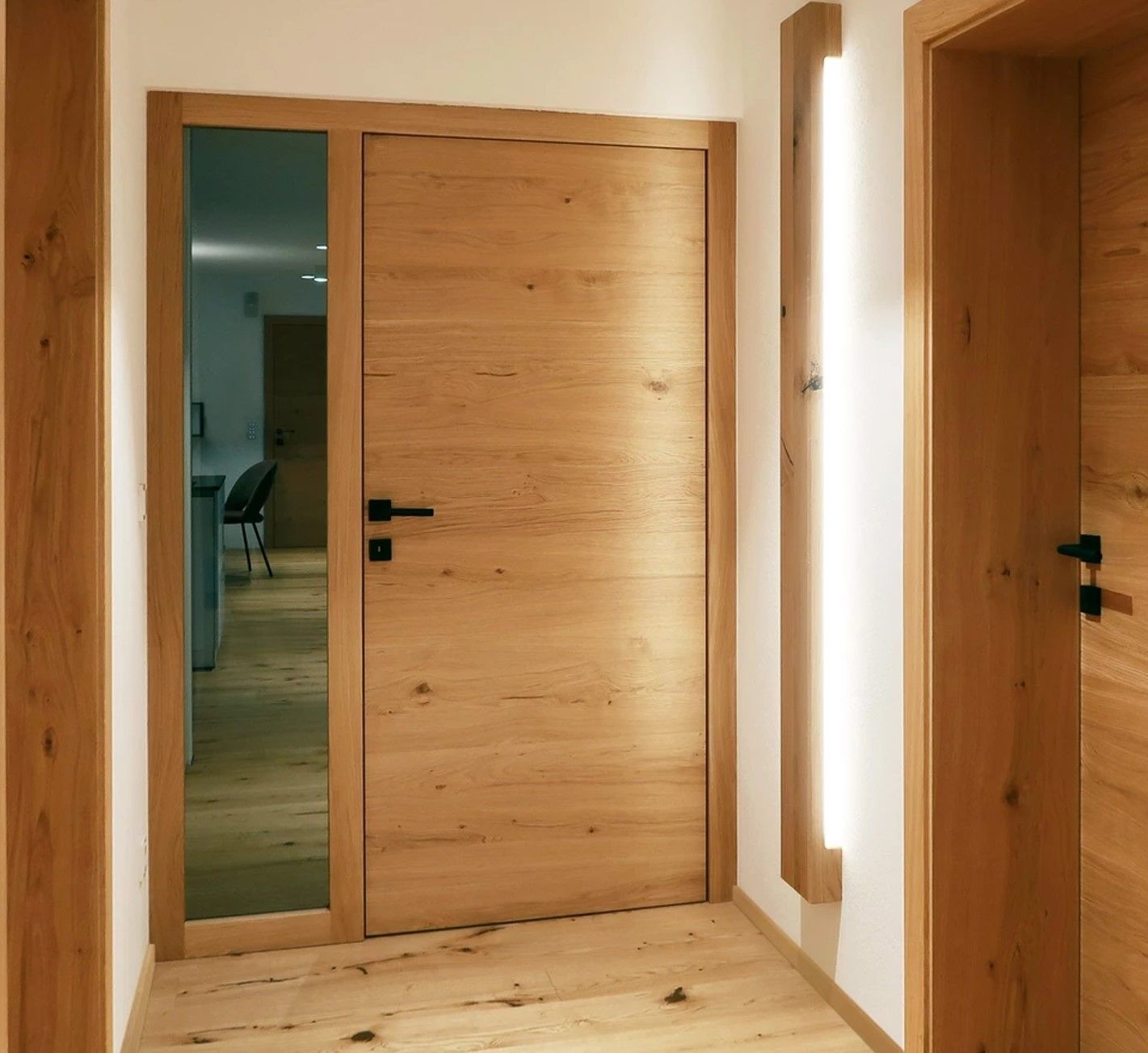 Holztür mit Glasausschnitt