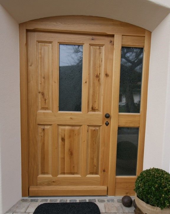 Holzhaustür mit Glasausschnitten