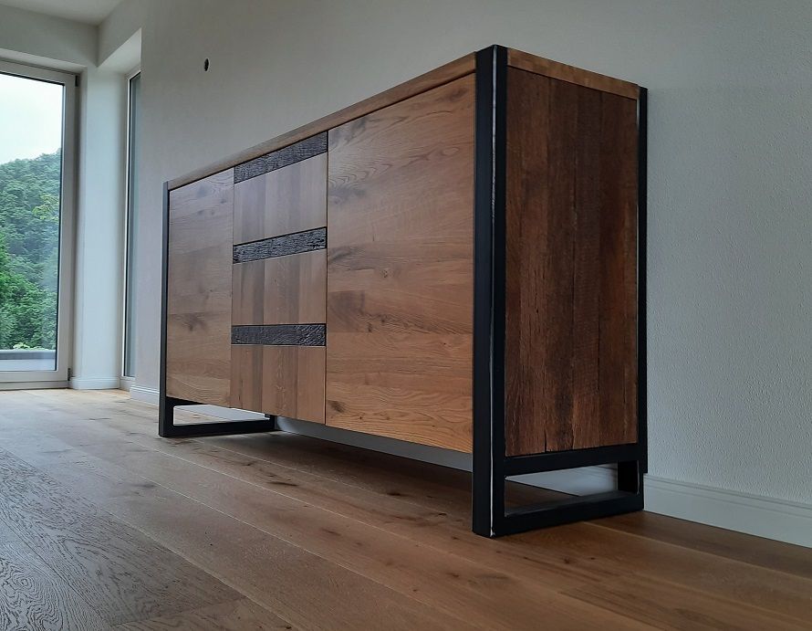 Maßgefertigtes Sideboard aus Holz mit dunklem Metallgestell